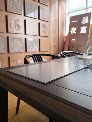 তরঙ্গযুক্ত প্রোফাইল কেবল প্যানেলগুলির কাঠামোগত অখণ্ডতা বাড়ায় না বরং গতিশীল আধুনিক নান্দনিক প্রস্তাব দেয় দুর্দান্ত তাপীয় এবং শব্দ নিরোধক শক্তি দক্ষতা উন্নত করে